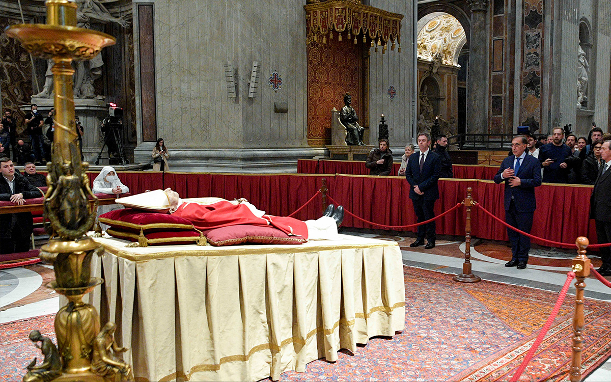 Más de 135 mil fieles despiden a Benedicto XVI