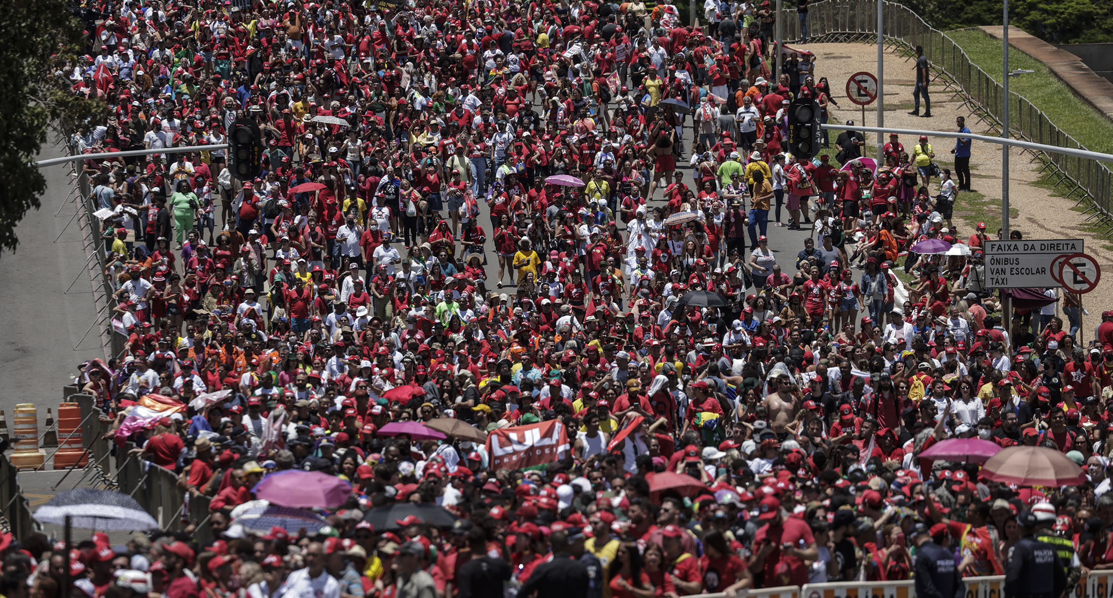 Multitud recibe a Lula da Silva en el Congreso para juramentar como nuevo presidente de Brasil