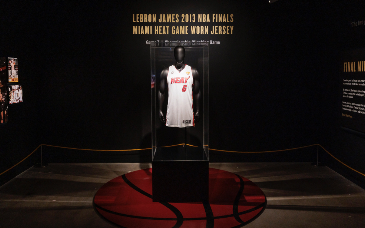 NBA: ¡Vendida! Más de 3 millones de dólares por camiseta de LeBron | Video