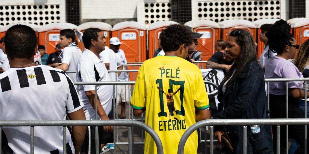 Neymar Jr., representado por su padre en el velatorio de Pelé
