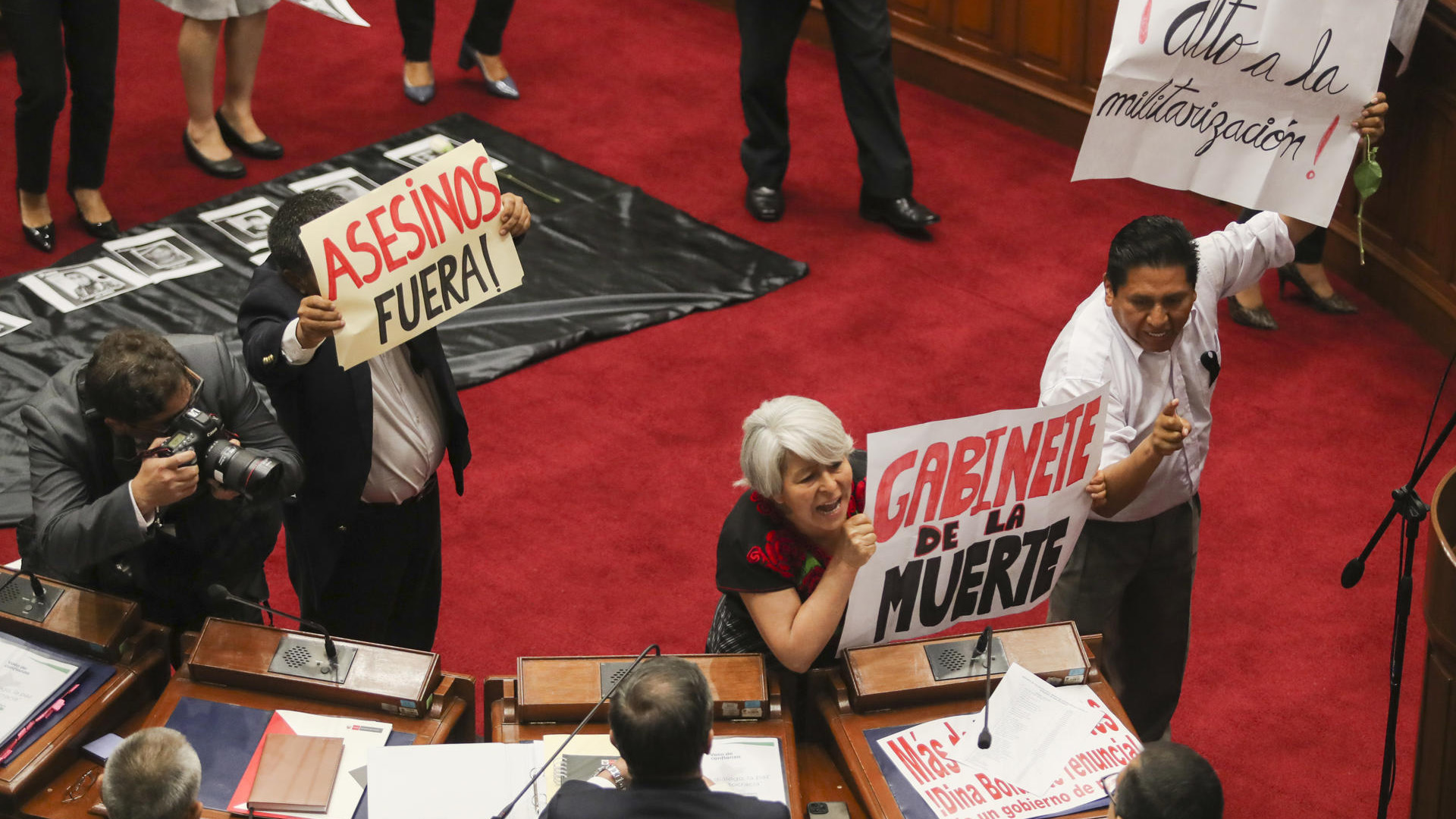Perú: Congreso confirma la investidura del gabinete, a pesar de las decenas de muertos en las protestas