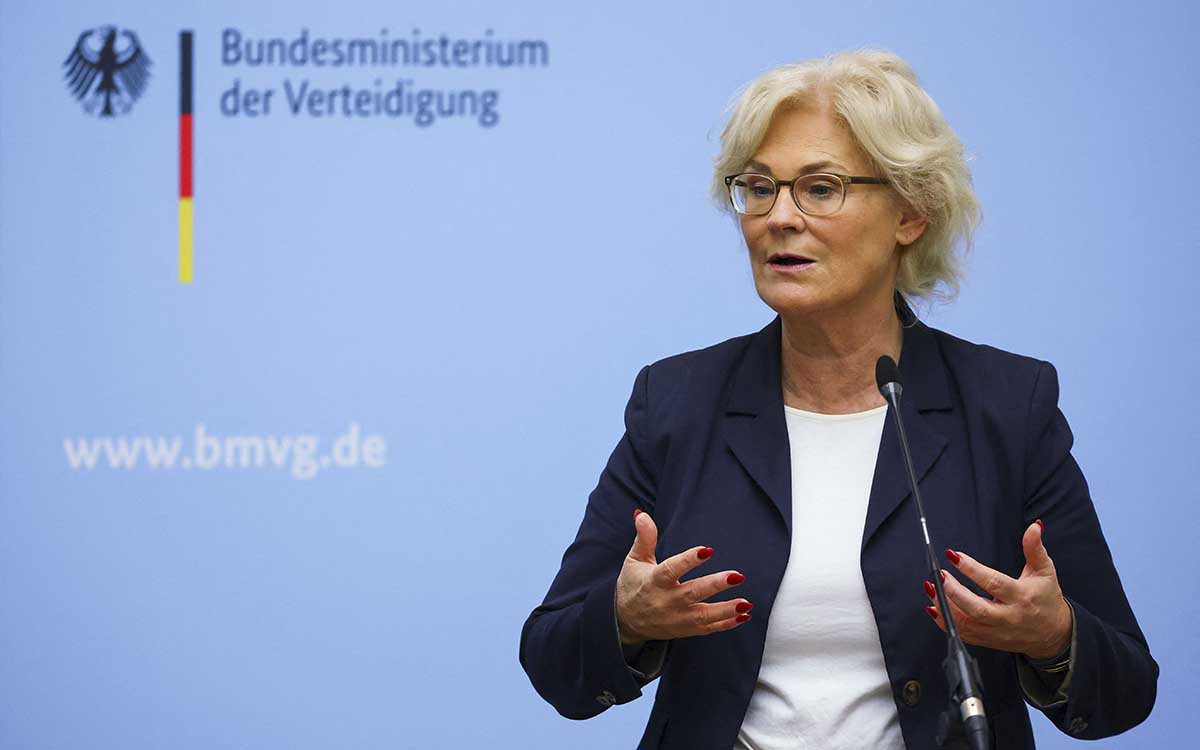 Renuncia la ministra de Defensa de Alemania tras polémica felicitación de año nuevo