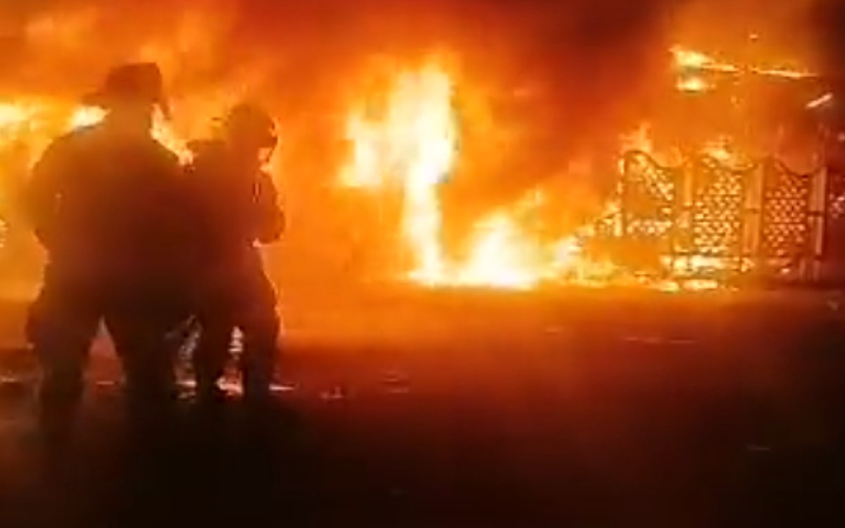 Reportan incendio frente a Mercado de la Merced en CDMX | Video
