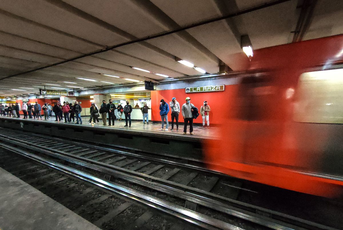 Restablecido el servicio en la Línea 3 de metro tras el choque de trenes que dejó una persona muerta