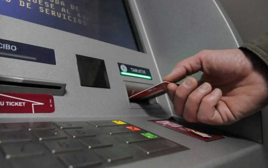 Seis bancos acuerdan eliminar cobro por retiro de efectivo en cajeros automáticos