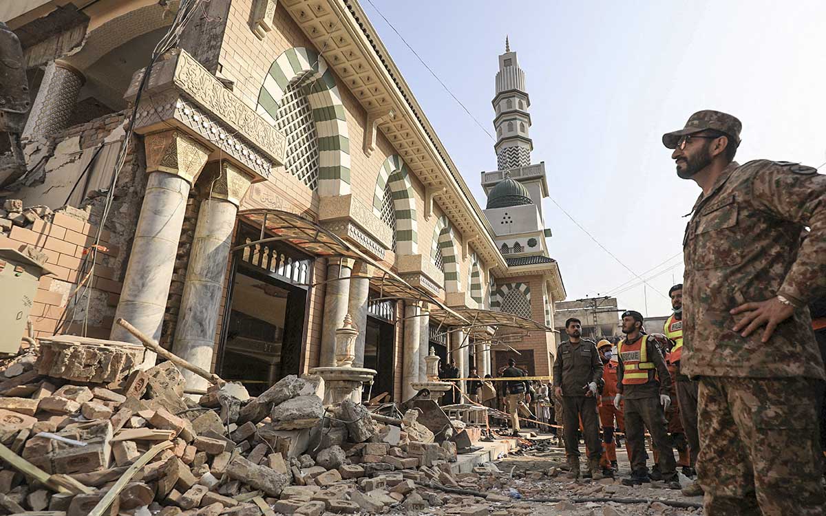 Suben a 100 los muertos por atentado suicida en mezquita de Pakistán
