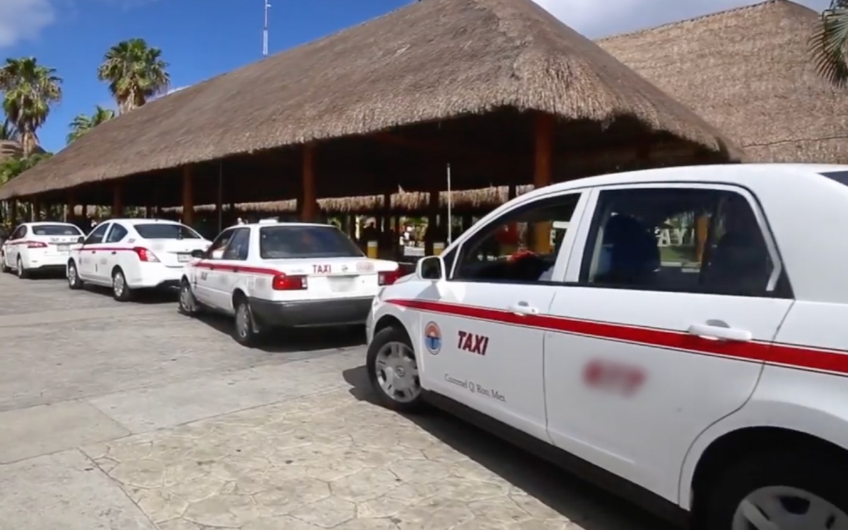 Suspenden seis meses a taxista por intentar besar a turista en Cozumel