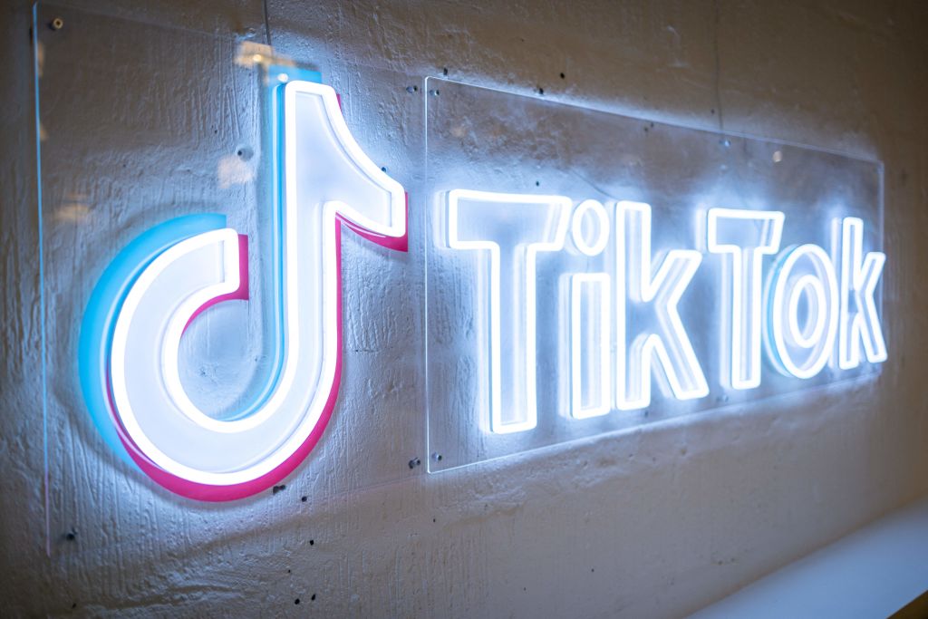 TikTok comienza a implementar la capacidad para que los creadores restrinjan videos a espectadores adultos
