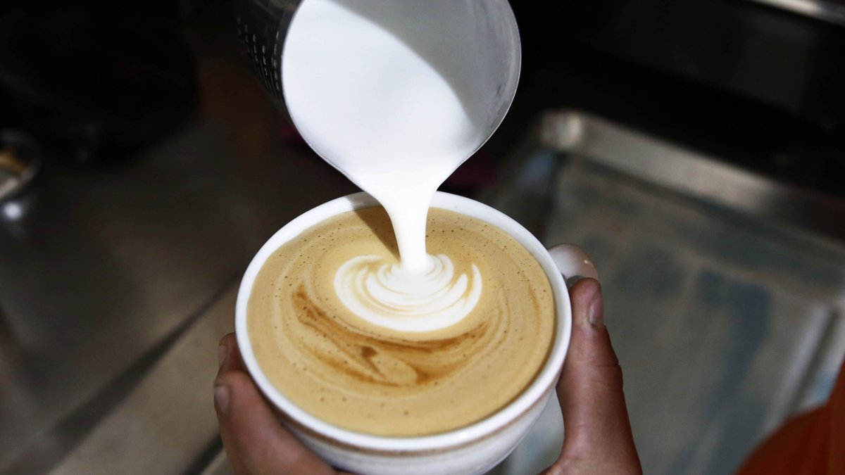 Tomar café con leche tiene beneficios para la salud, según un estudio