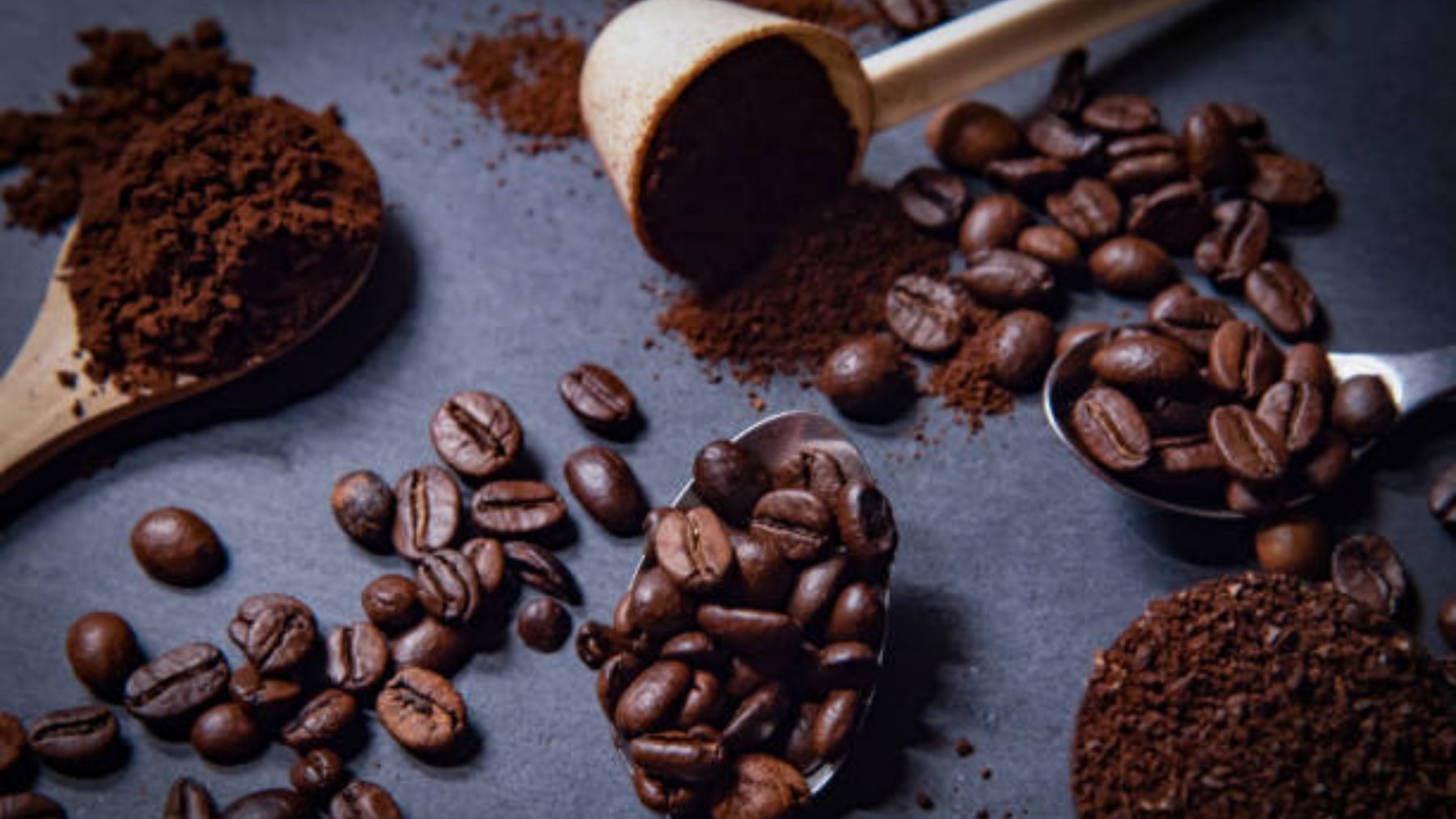 Tres maneras ingeniosas para moler tus granos de café cuando no tienes molinillo