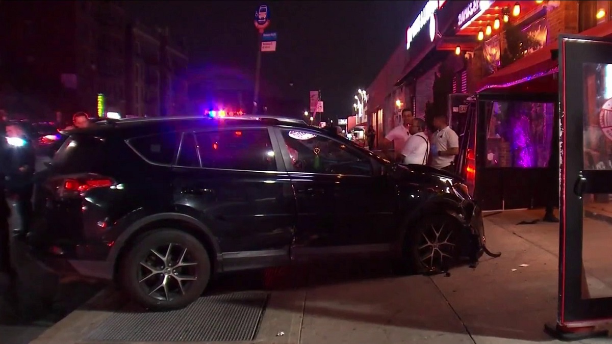 Uber se estrella contra restaurante y deja 20 heridos