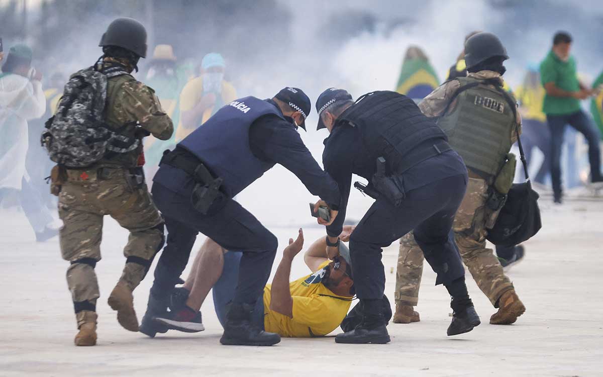 Uno de los detenidos por el asalto en Brasilia dice que los militares intentaron ayudarlos a escapar