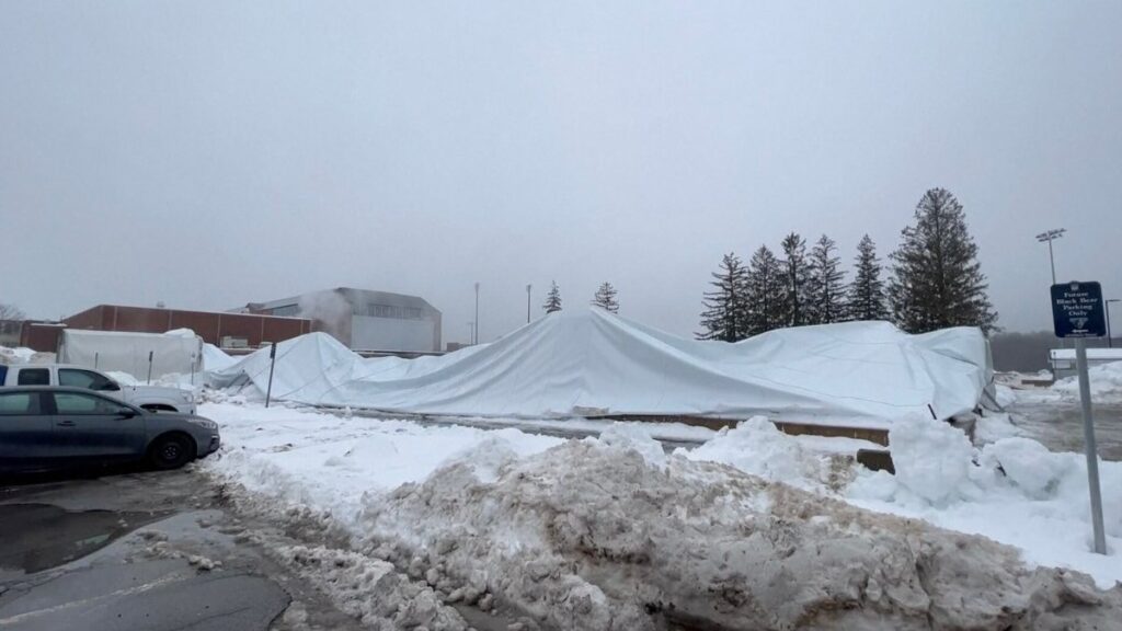 fuertes nevadas derriban las instalaciones deportivas de la Universidad de Maine