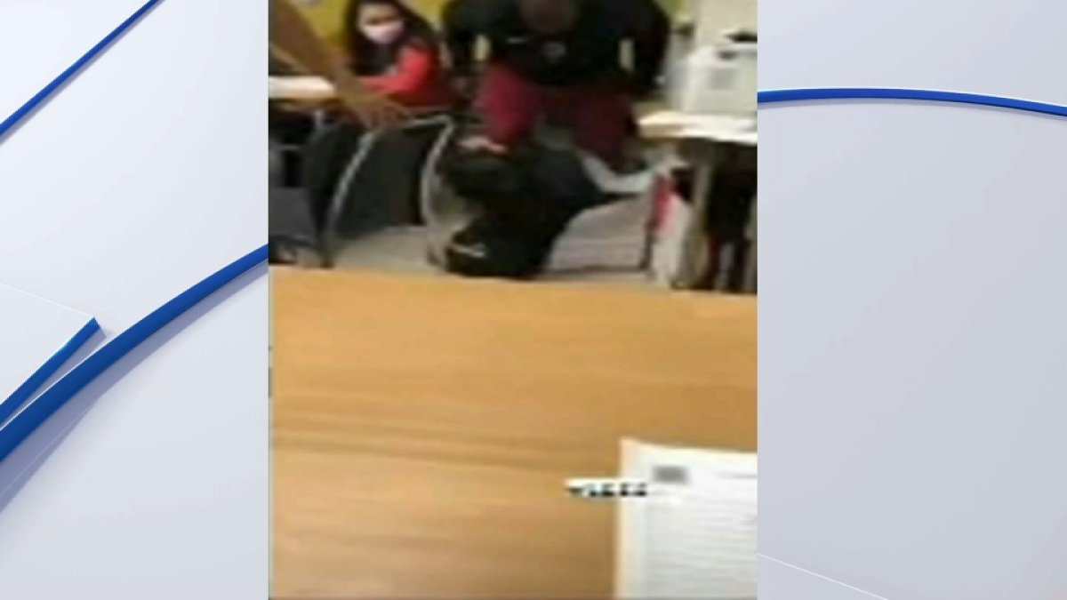 maestro lanza al suelo a estudiante durante altercado