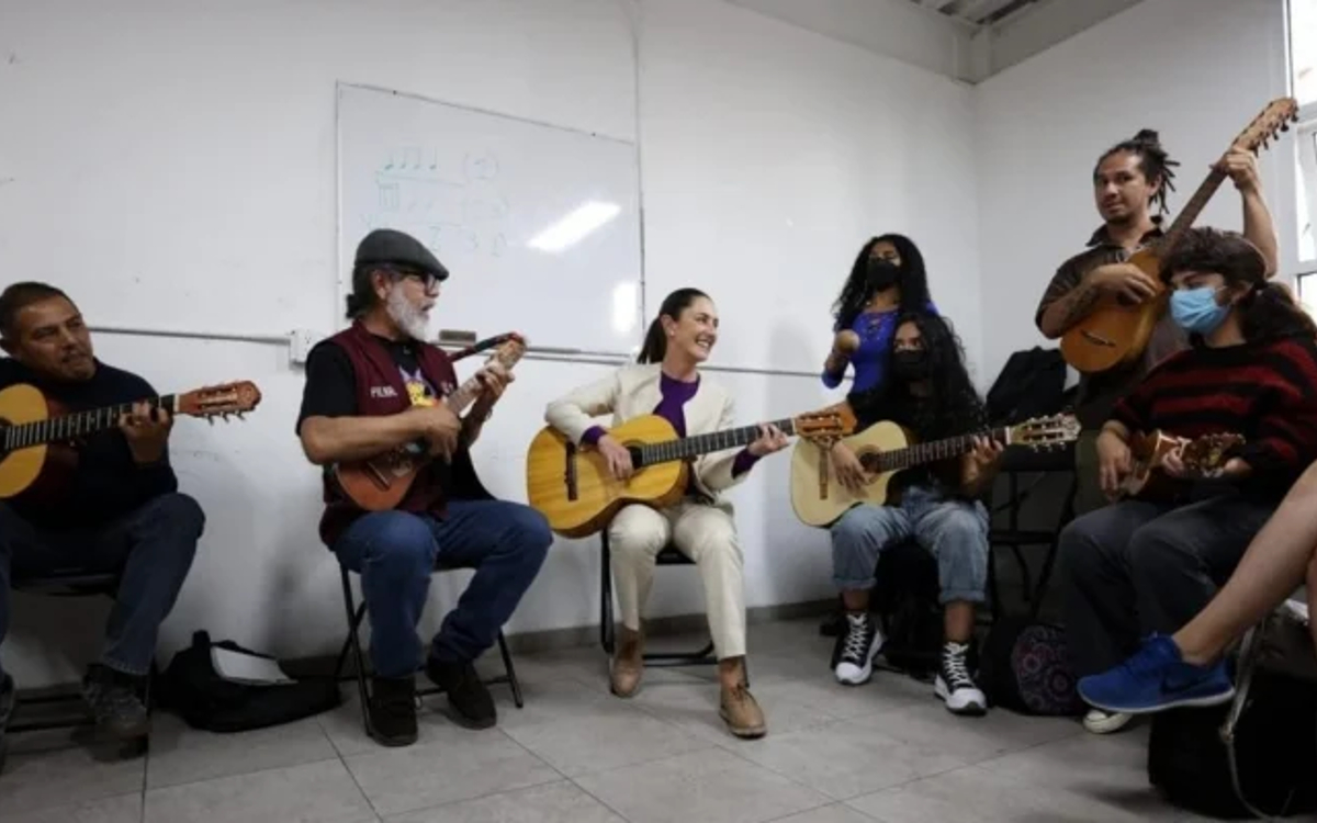 ¡Palomazo! Sheinbaum toca guitarra junto con alumnos de Pilares | Video