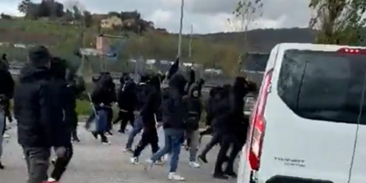¡Una pelea entre ultras de Roma y Nápoles provoca el caos en una autopista!