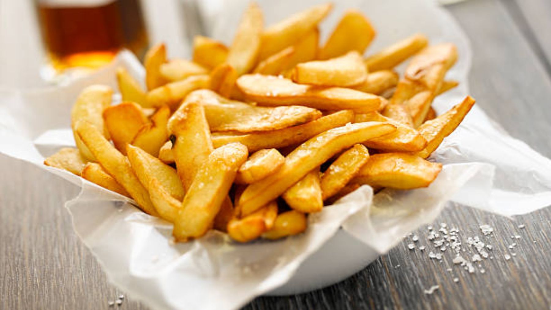 ¿Es mejor salar las patatas fritas antes o después de freírlas?