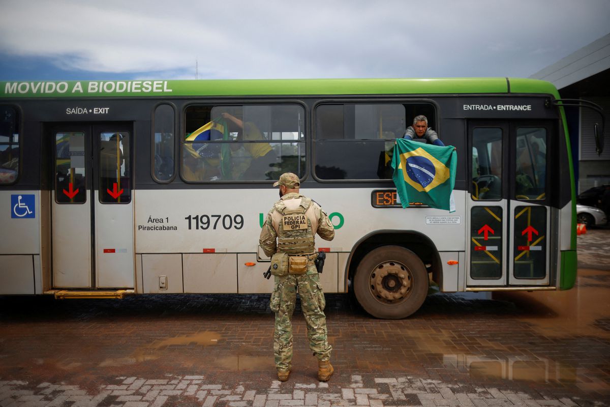 ¿Por qué la policía militar escoltó a los asaltantes de Brasilia?