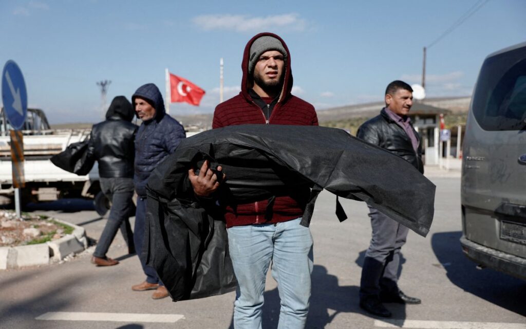 ‘No podemos enterrar a nuestros muertos. Hay cadáveres por todas partes’, lamentan turcos