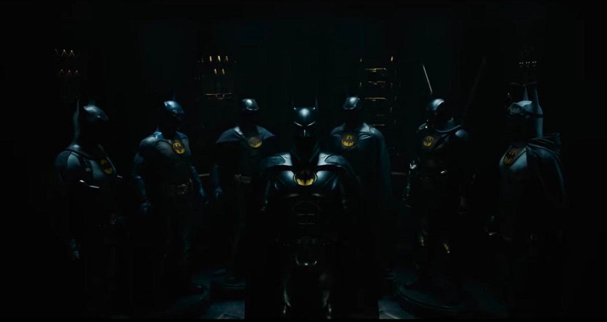 The Flash Fan Art ve a Michael Keaton vestirse con un traje de Batman azul y gris