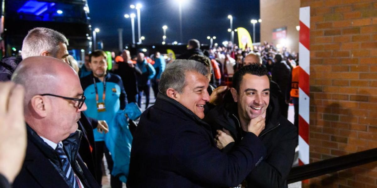 Abrazo entre Laporta y Xavi en la llegada del Barça a Old Trafford