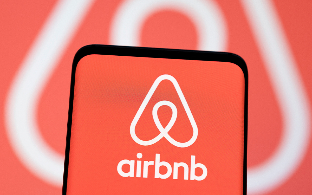 Acciones de Airbnb se disparan tras cerrar su primer año rentable