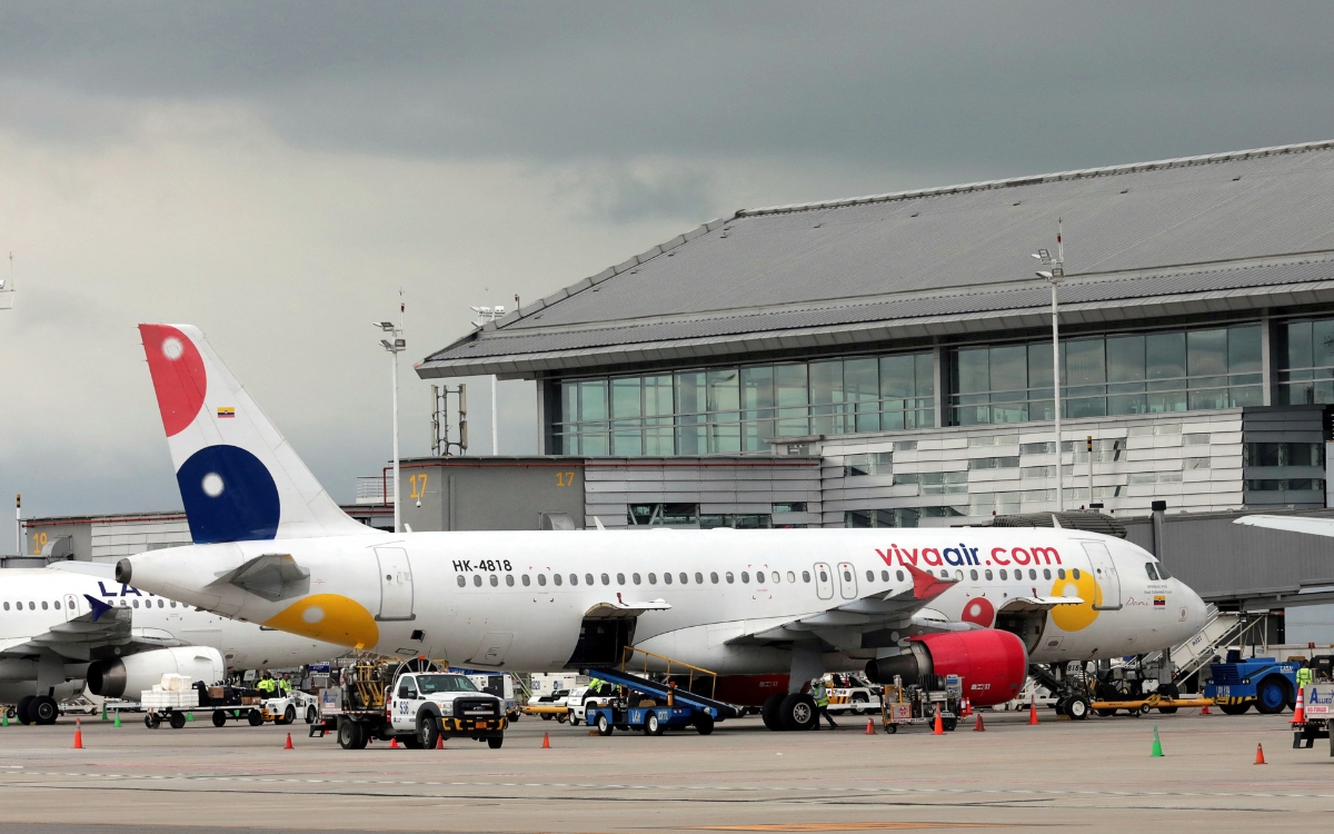 Aerolínea colombiana suspende operaciones; pasajeros protestan en aeropuertos y redes sociales