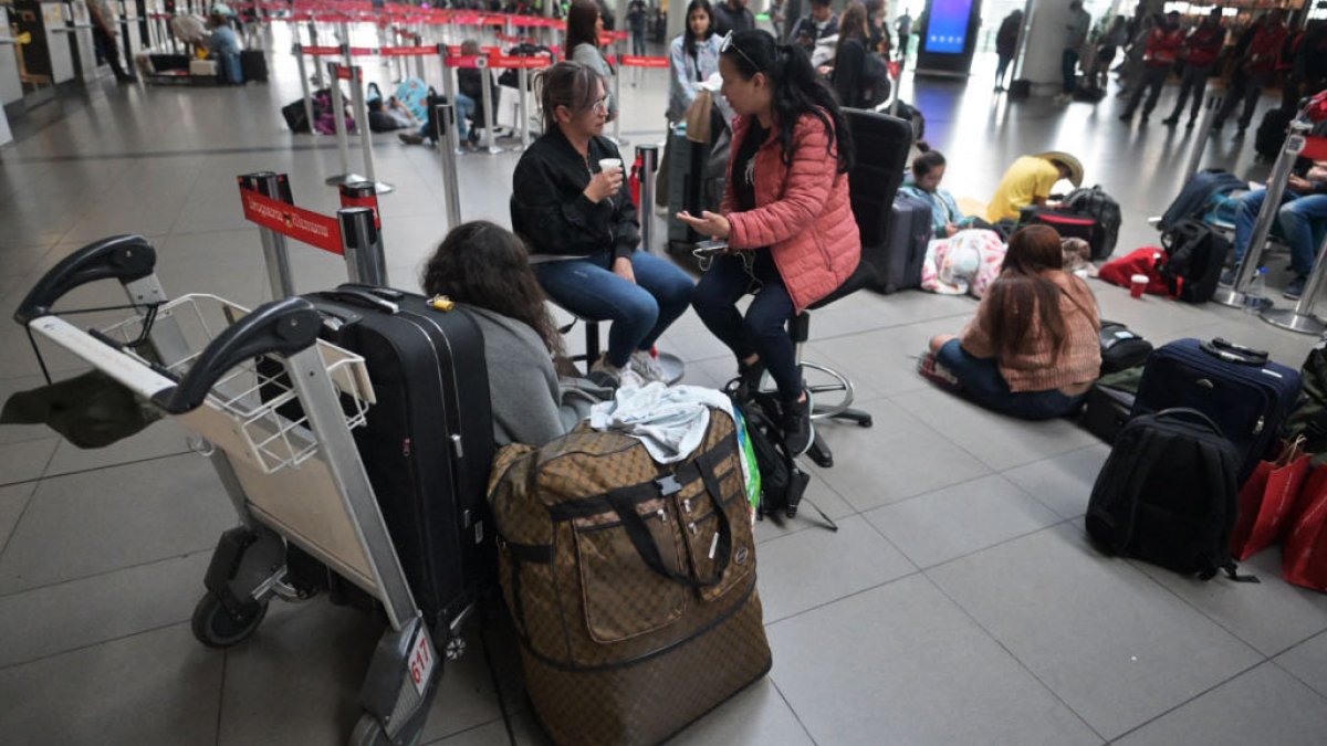 Aerolínea de bajo costo suspende operaciones en Colombia; hay cientos de pasajeros varados