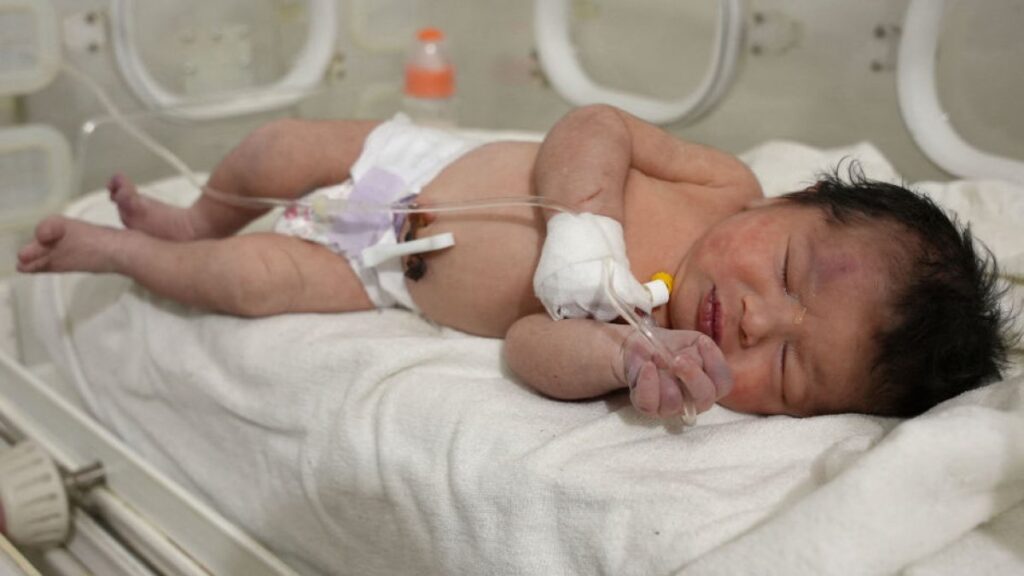 Bajo los escombros y con el cordón umbilical: la beba que sobrevivió el terremoto en Siria