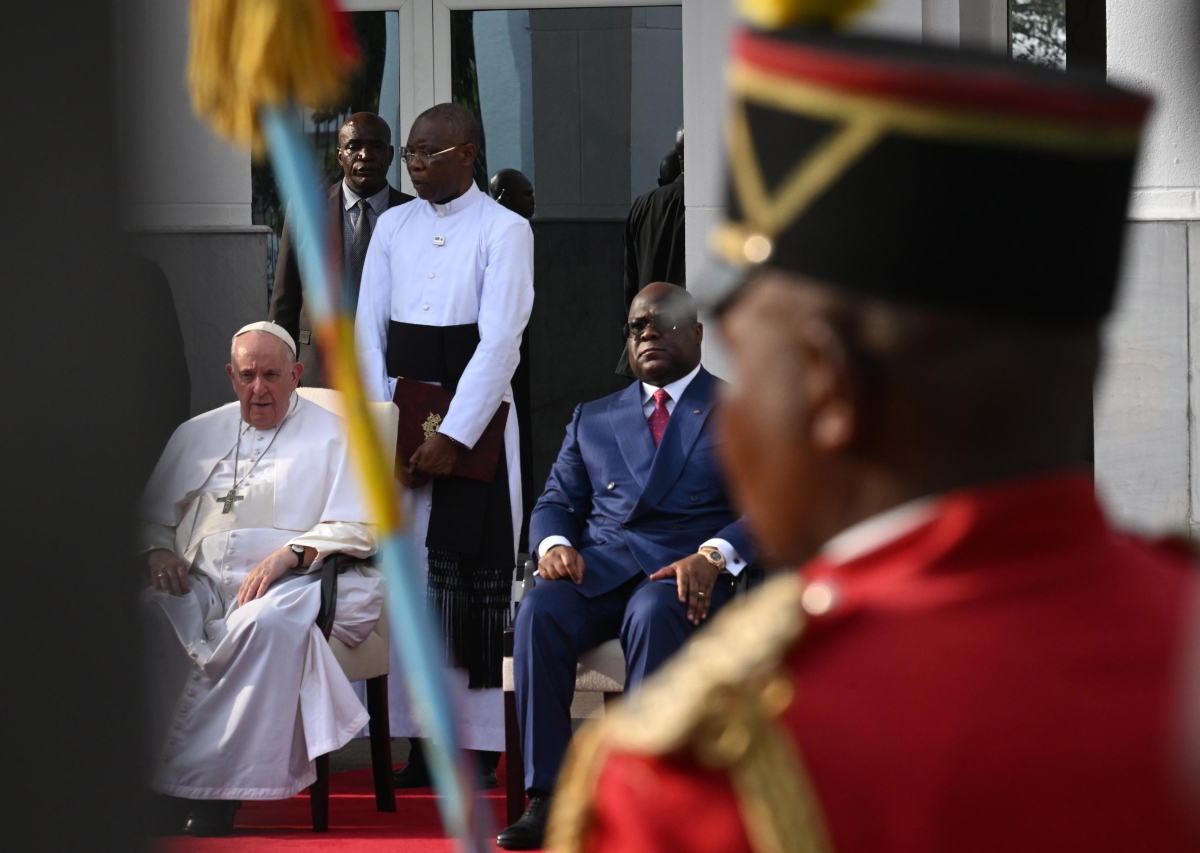 Basta de enriquecerse con recursos “manchados de sangre”: papa Francisco