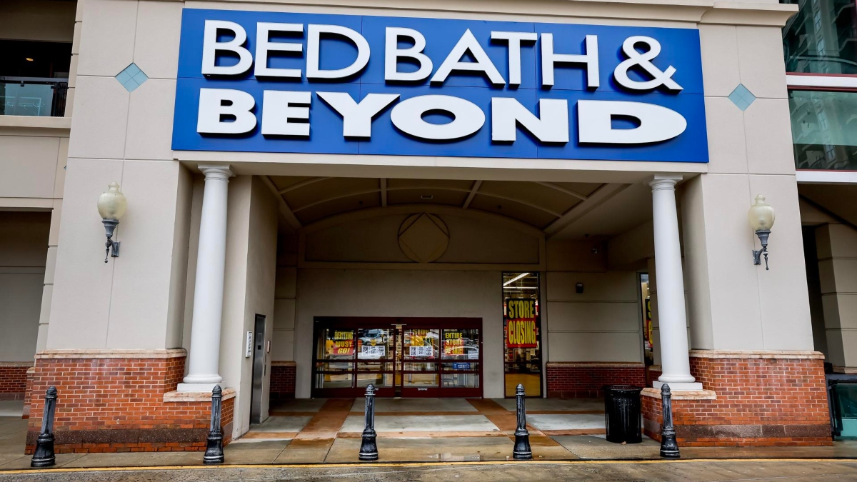 Bed Bath & Beyond vende acciones y cierra tiendas