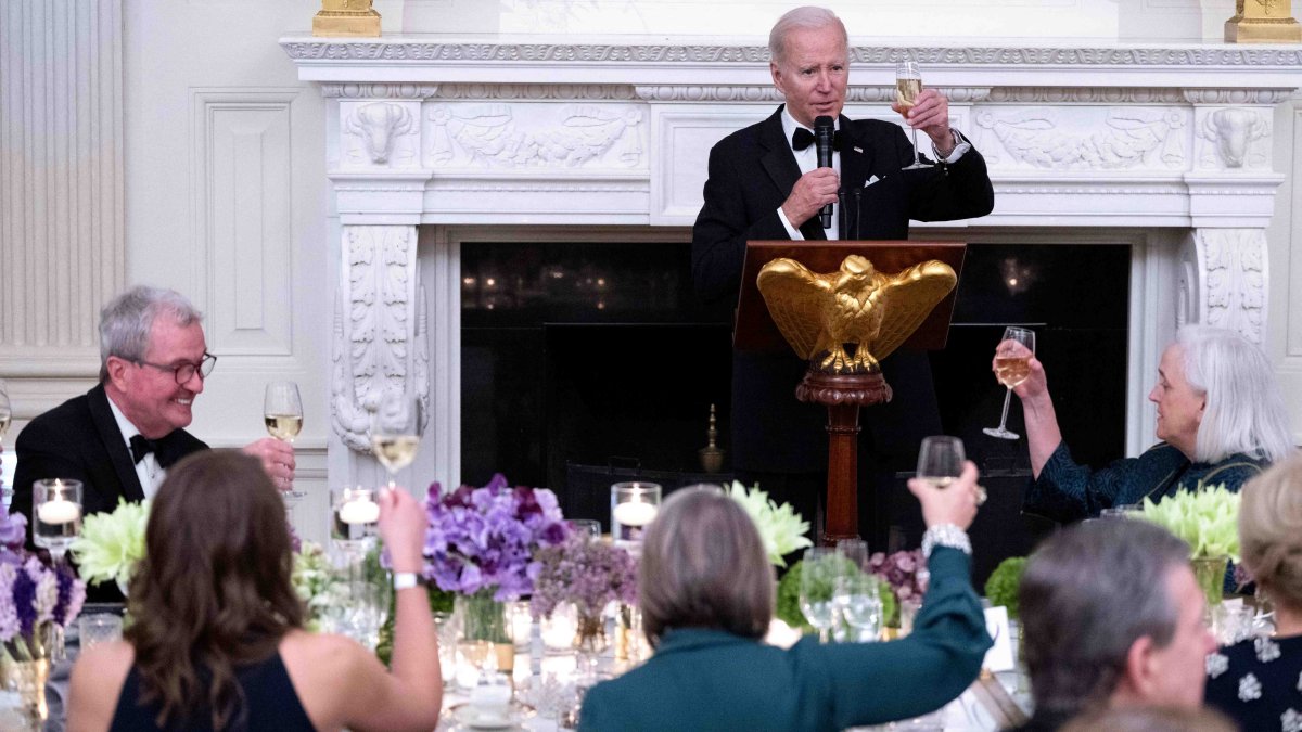 Biden recibe a los gobernadores republicanos y demócratas con una cena en la Casa Blanca