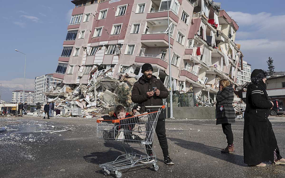 Casi 5 mil muertos por los sismos en Turquía y Siria