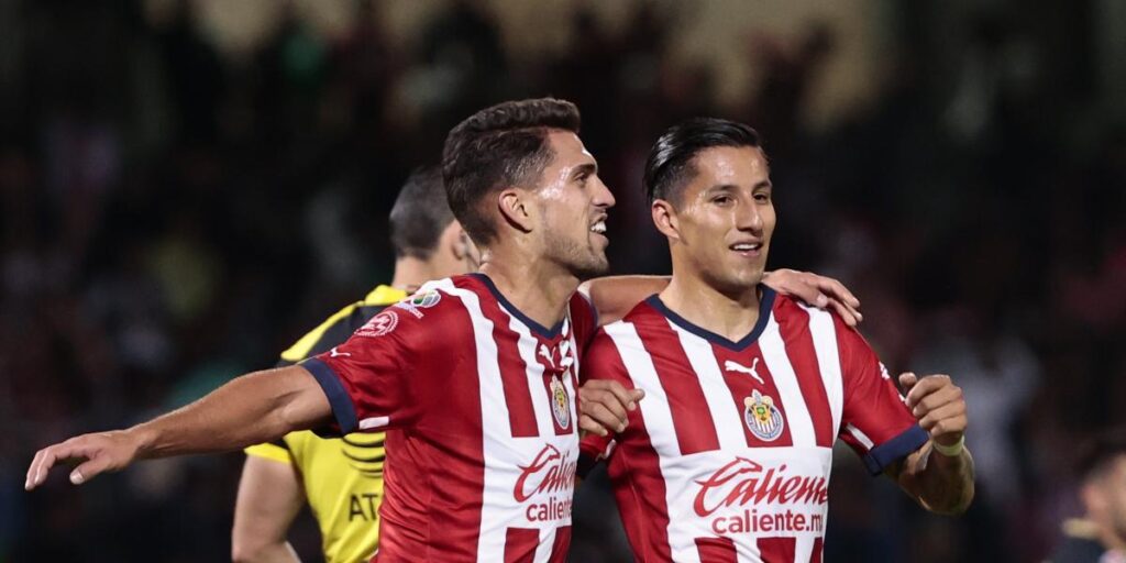 Chivas vence a Pumas y mantiene buen paso en el Clausura