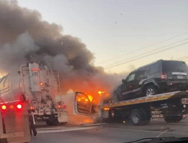 Choca y se incendia pipa cargada con gas, en autopista Querétaro-México, bloqueada carretera  