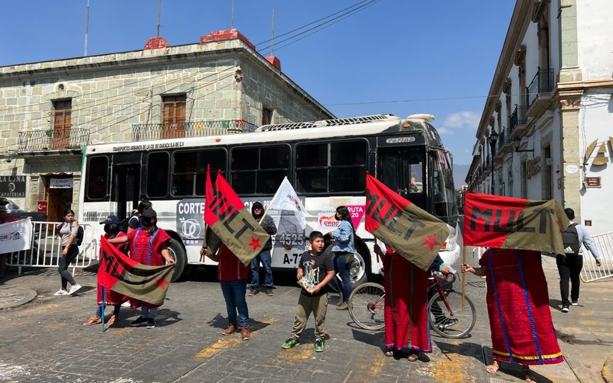 Con bloqueos y plantón en Palacio de Gobierno, triquis del Mult exigen justicia por asesinato de compañeros