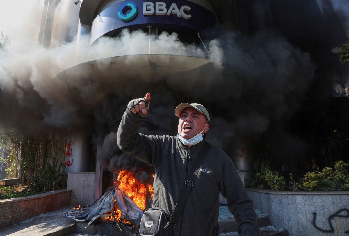 Decenas de libaneses incendian sucursales bancarias tras un nuevo desplome de la moneda