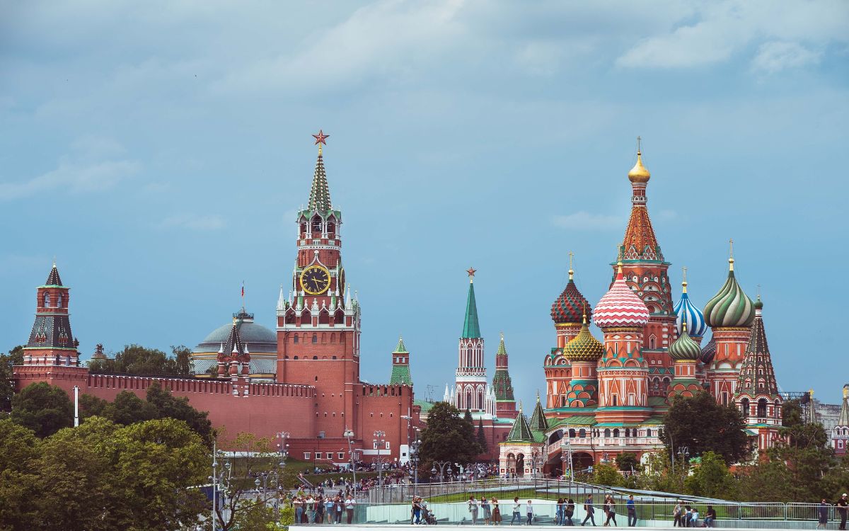 Detienen a estadounidense tras pasear con un becerro en Rusia