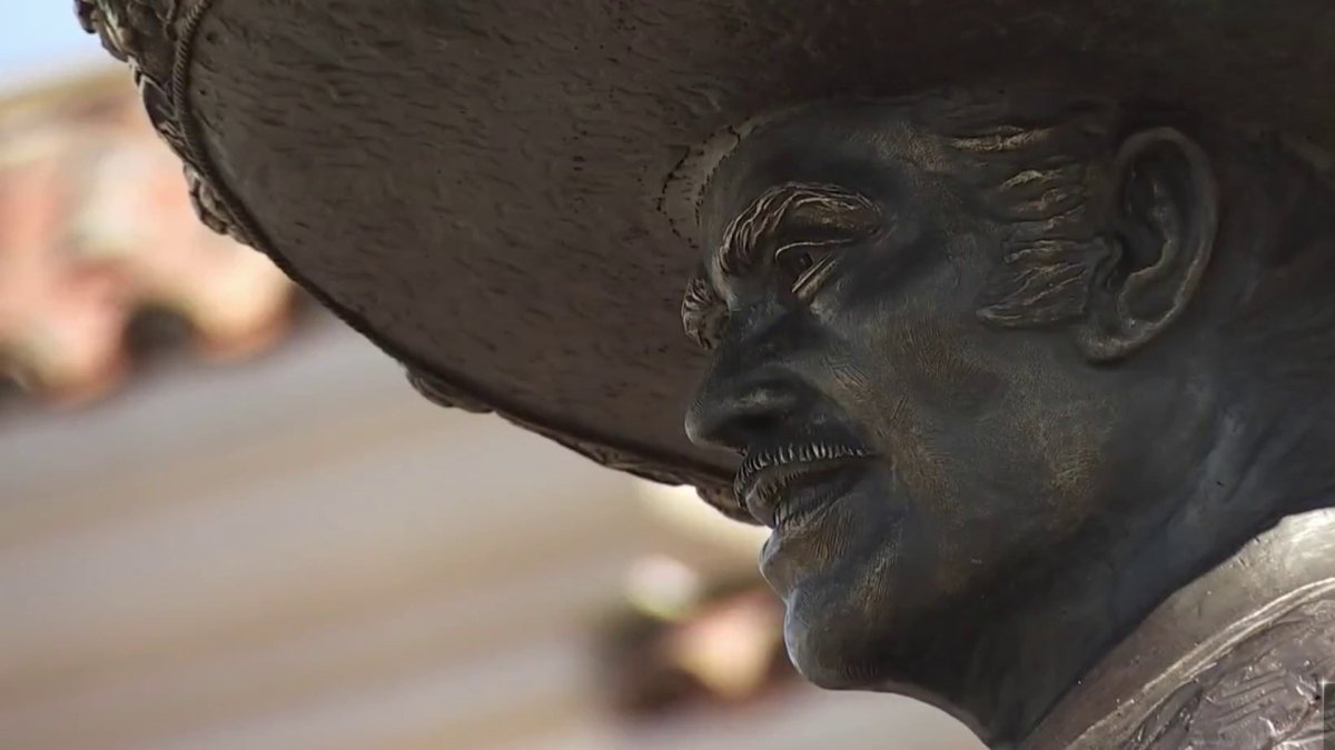 Develan estatua de Vicente Fernández en la Plaza Alameda, en Walnut Park
