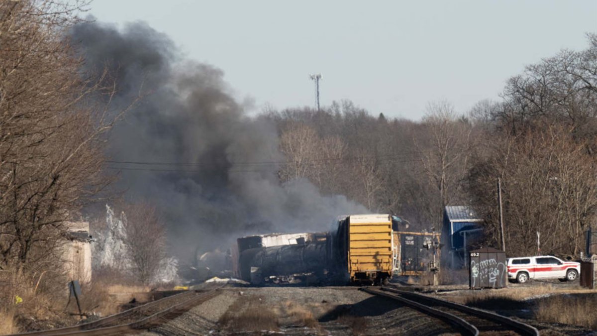 EEUU insiste que zona afectada por descarrilamiento de tren en Ohio es segura y no está contaminada