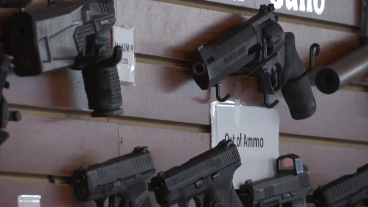 EEUU permitirá que acusados de abuso tengan armas de fuego
