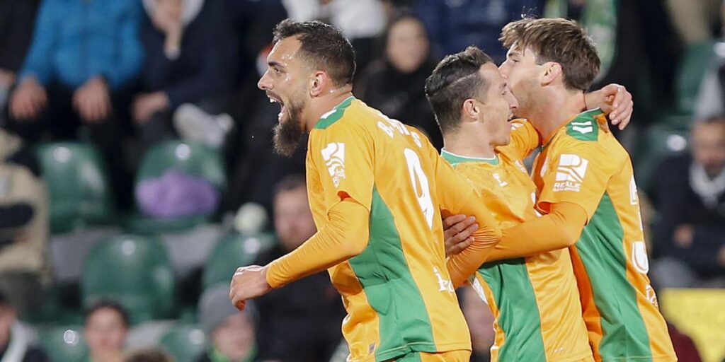 El Betis remonta dos goles y se lleva un partido loco ante el Elche