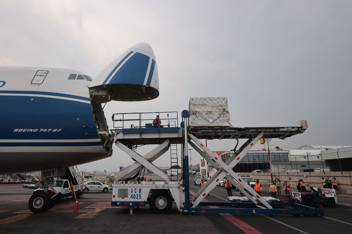 El Gobierno cierra por decreto el aeropuerto de la Ciudad de México a los vuelos de carga