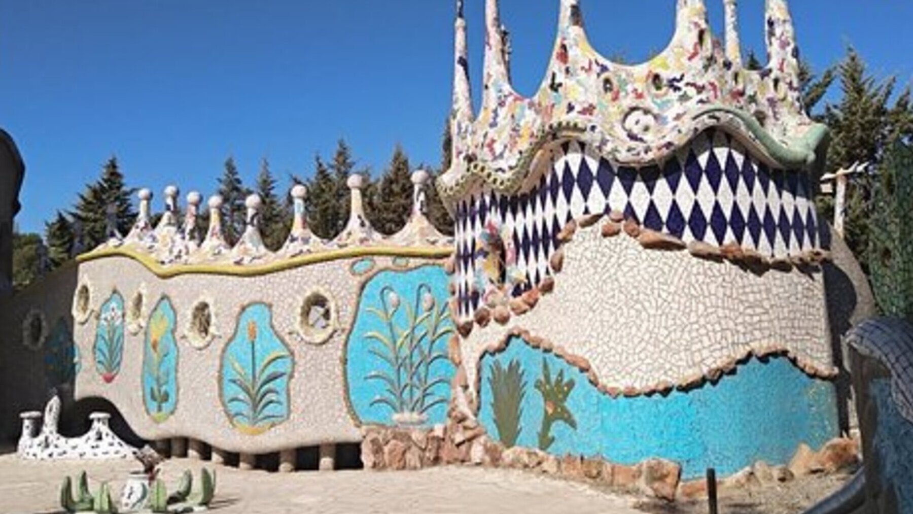 El asombroso castillo de España construido por un albañil que podría ser de Gaudí
