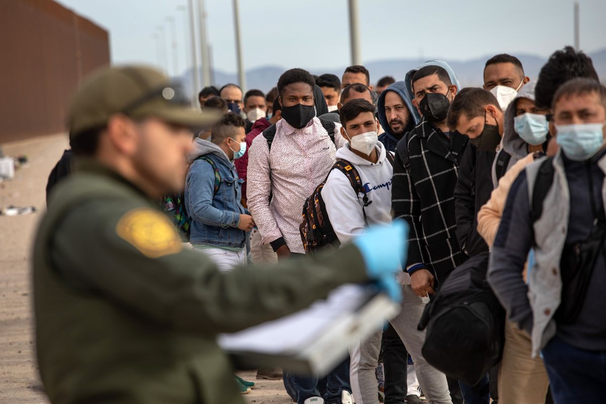El programa de devolución de migrantes de Trump levanta una polémica entre el canciller Ebrard y la exembajadora mexicana en EE UU