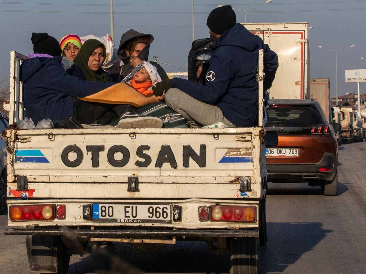 El terremoto obliga a cientos de miles de turcos a emigrar lejos de las zonas más castigadas: “No sé si volveremos”