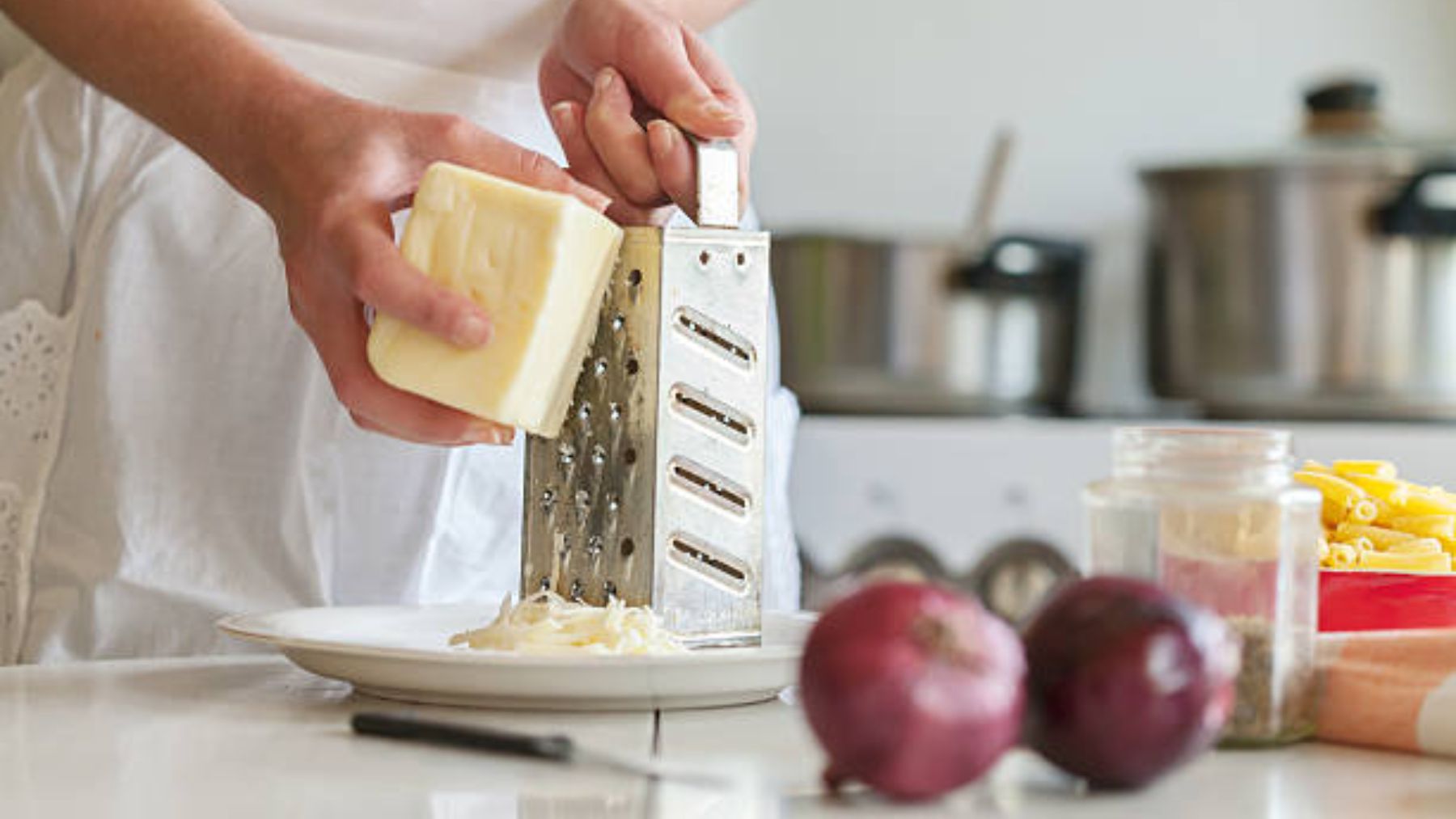 El truco que no te creerás para limpiar tu rallador de queso