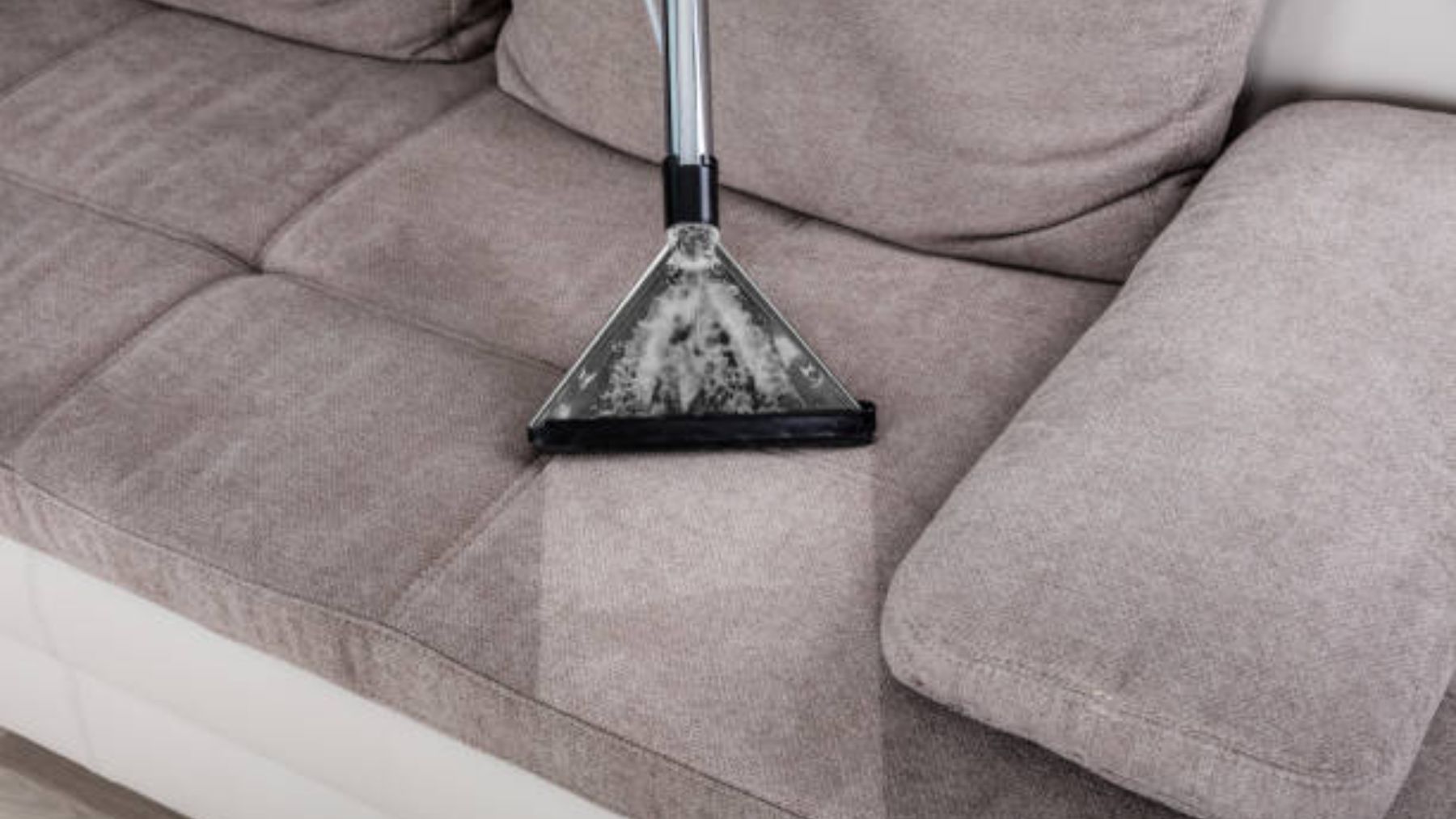 El truco viral para limpiar el sofá y quitarle los malos olores