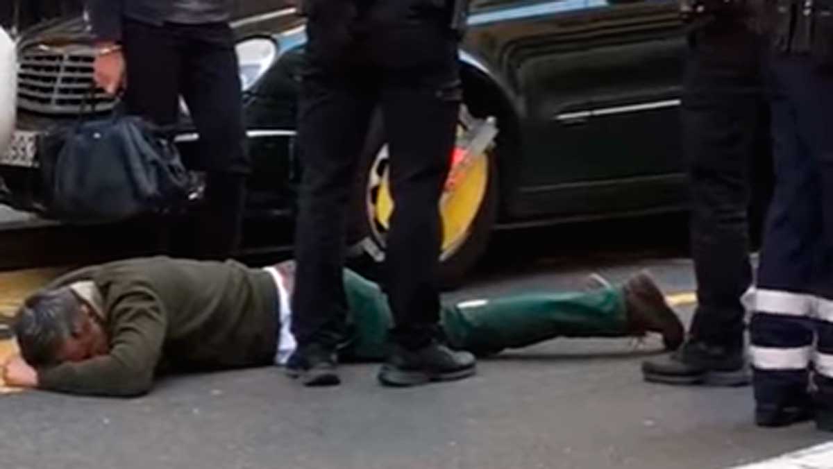 El vídeo viral de un hombre que finge una minusvalía para que no se lleven su coche