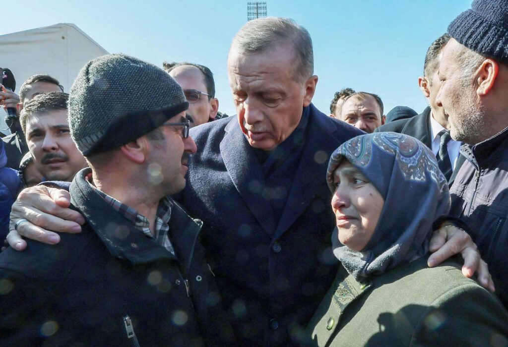 Erdogan pide “paciencia” ante las quejas por la tardanza en la ayuda y achaca el terremoto “a los planes del destino”